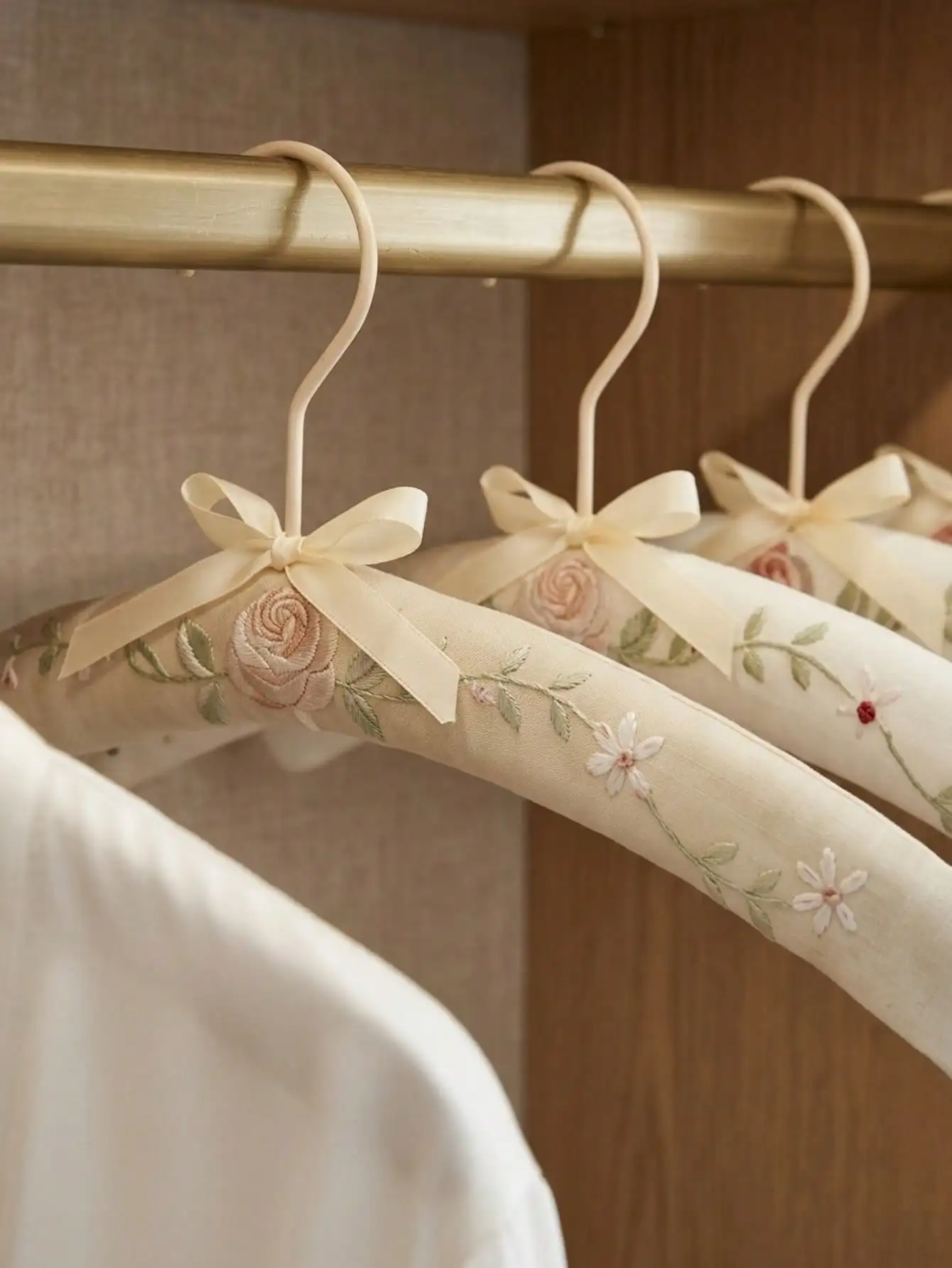Embroidery-Covered Hanging Rac - đánh giá và giá Ribbon Bow Gift